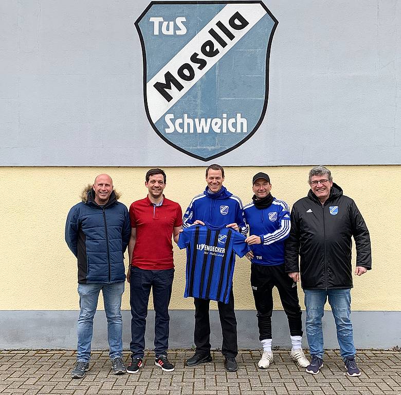 Leyendecker HolzLand sponsert Trikots für die B1-Jugend des TuS Mosella Schweich e.V.